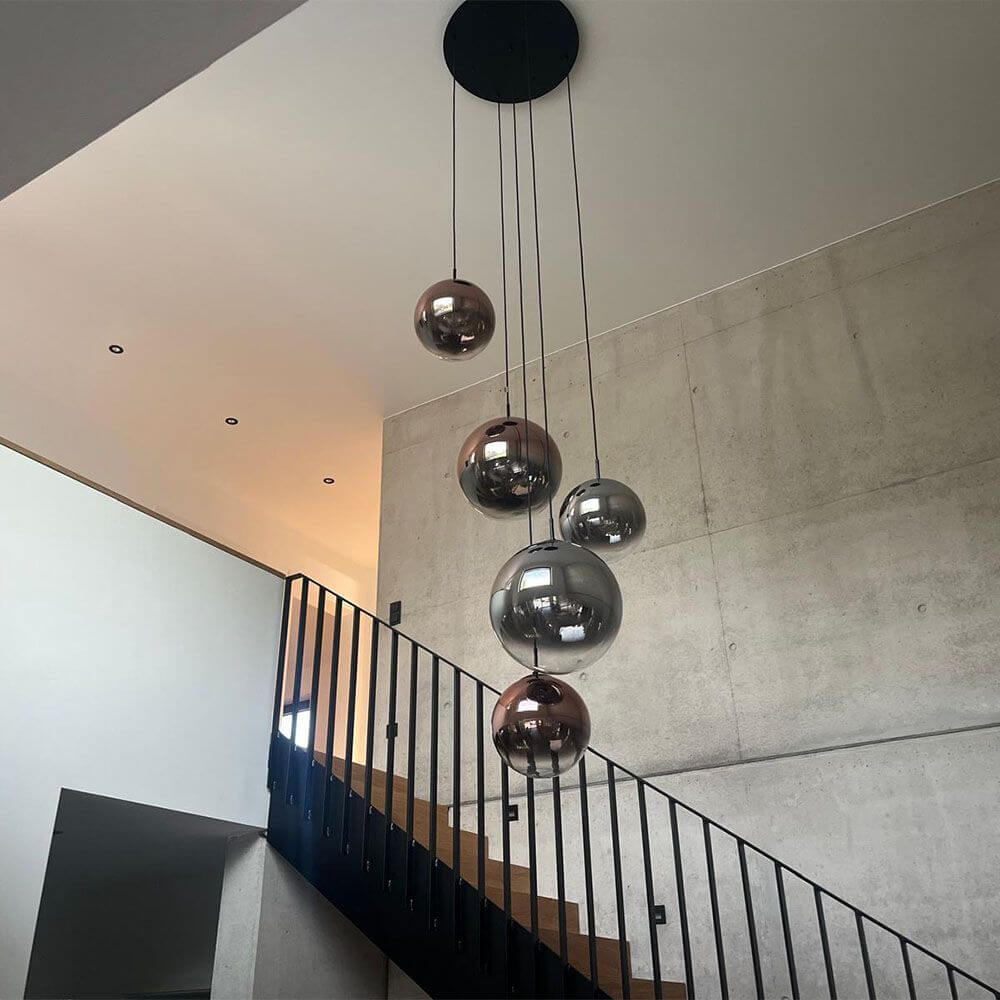 s.luce Orb Glaskugel Galerieleuchte Aufhängung 500cm Weiß - moderne Leuchte über Treppe, minimalistisch und elegant.