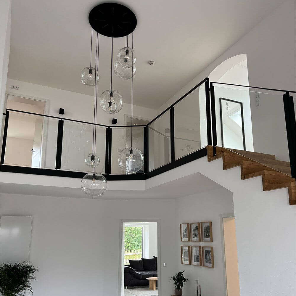 s.luce Orb Glaskugel Galerieleuchte Aufhängung 500cm Weiß in modernem Innenraum mit Treppe und Geländer.