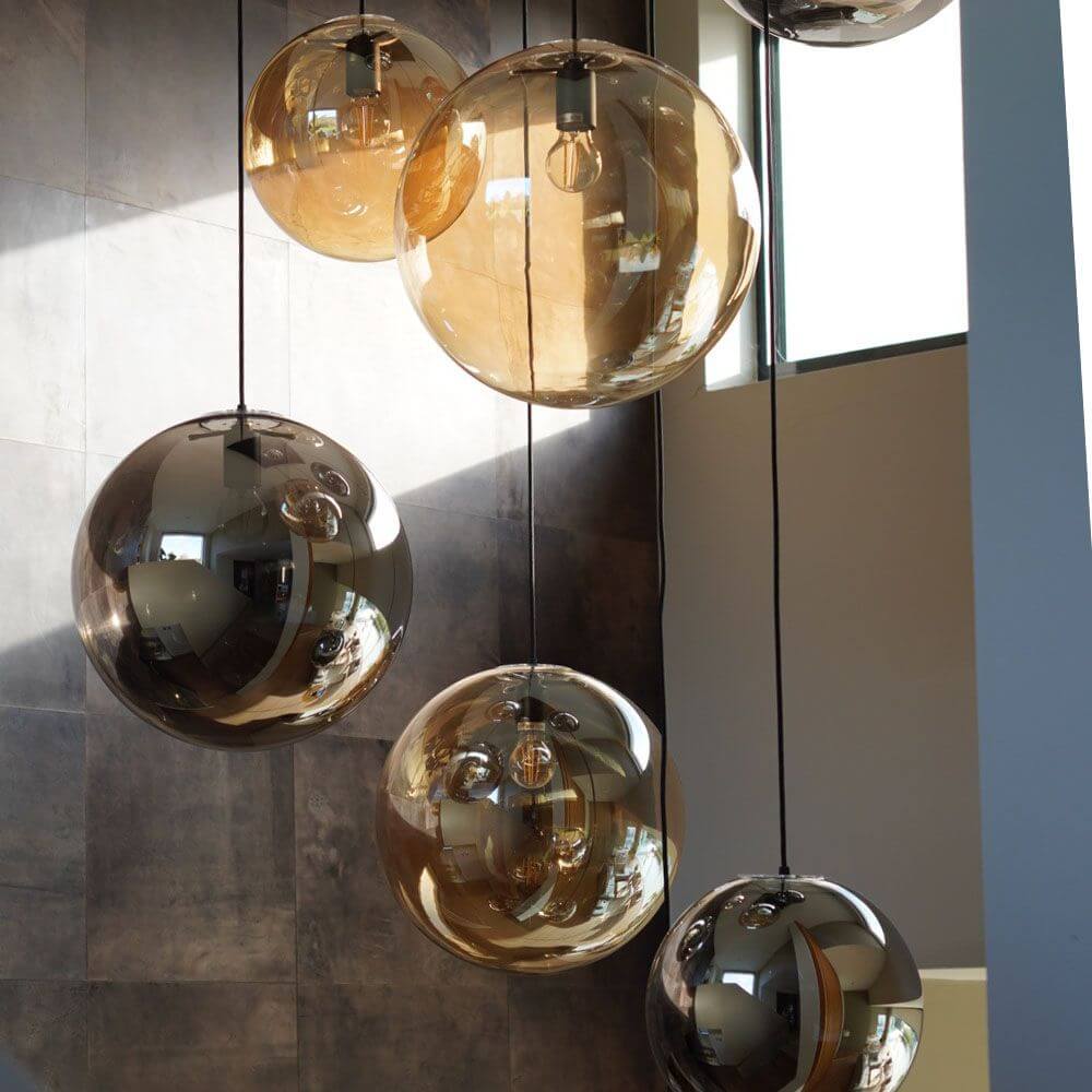 s.luce Orb Hängelampe in transparenter und goldener Glasoptik, stilvolles Design für moderne Innenräume.