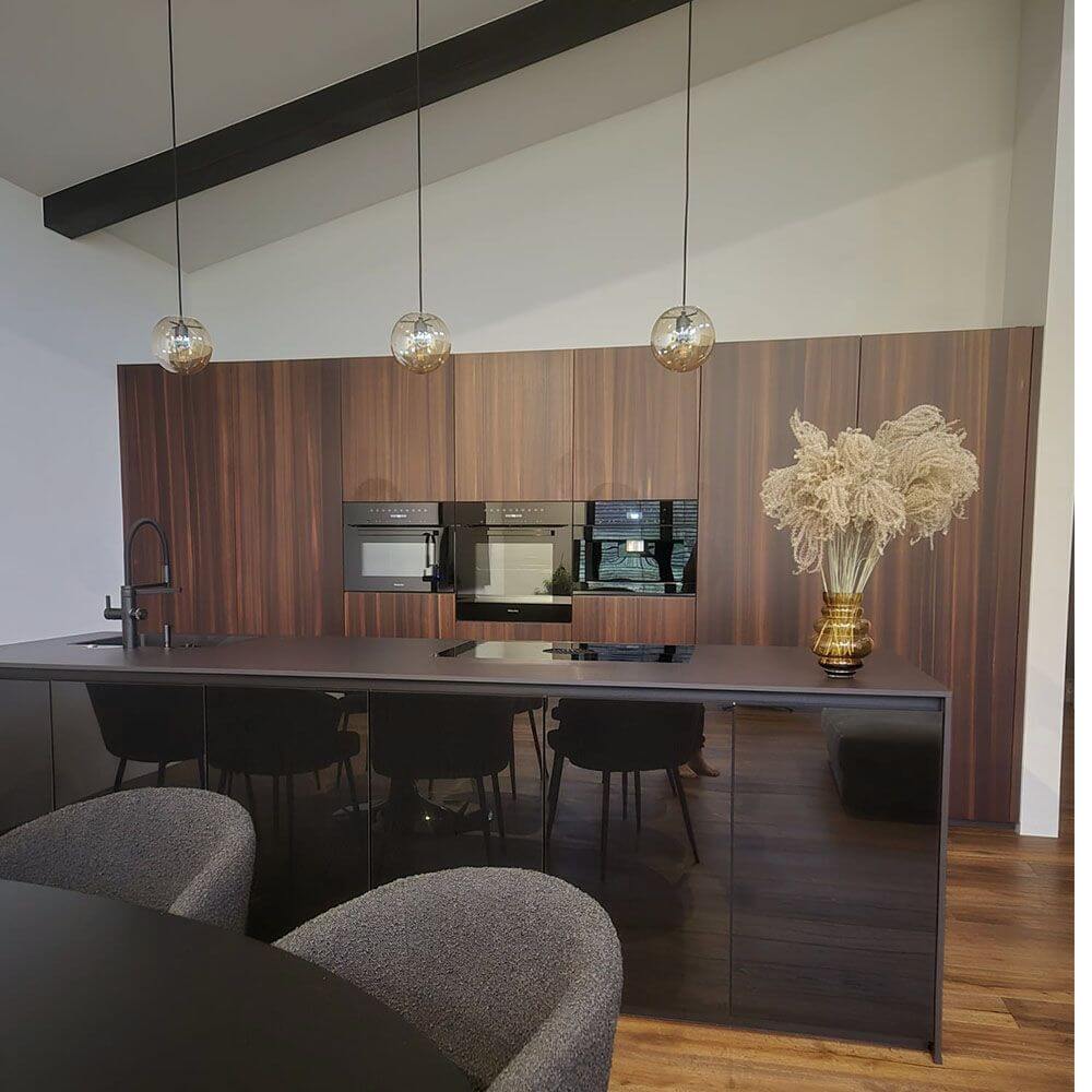 s.luce Orb Glaskugel Hängelampe 150cm Aufhängung Schwarz über modernem Küchentisch in stilvollem Interieur.