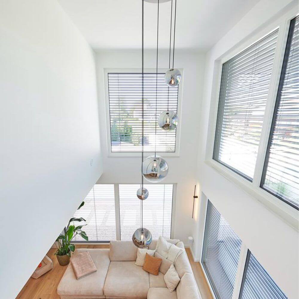 s.luce Orb Glaskugel Hängelampe 150cm Aufhängung Schwarz über modernem Wohnraum