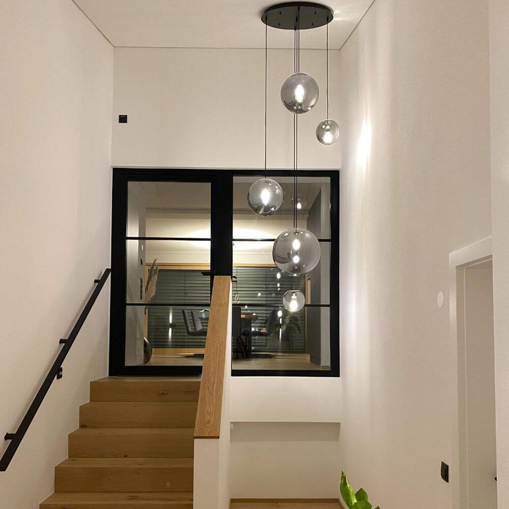 s.luce Orb Glaskugel Hängelampe in modernem Treppenhaus, elegantes und stilvolles Design.