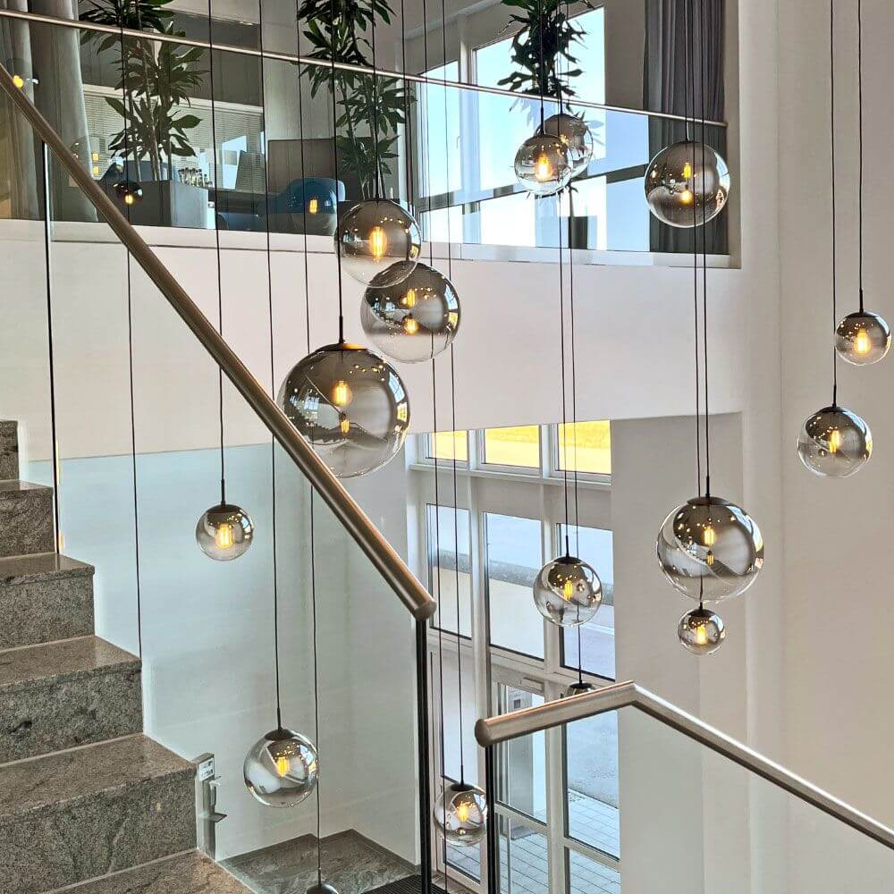 s.luce Orb Glaskugel Hängeleuchte in einem modernen Treppenhaus, stilvoll und elegant inszeniert.