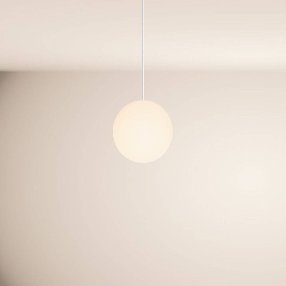 s.luce Orb Glaskugel Pendelleuchte Aufhängung 150cm Weiß in elegantem Design, schwebend über neutralem Hintergrund.