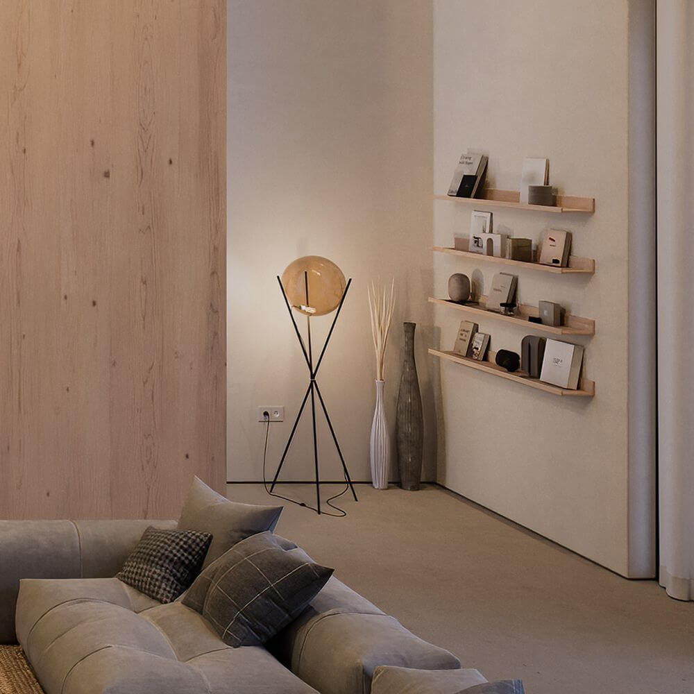 s.luce Orb Axis Glaskogel Vloerlamp Driepoot 160cm in moderne interieur met boekenplank.