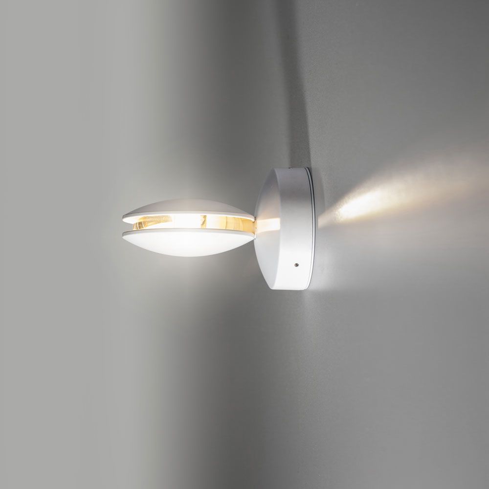 Maia LED-effekt utendørs vegglampe 100 lm hvit montert på en vegg med innovative lyseffekter
