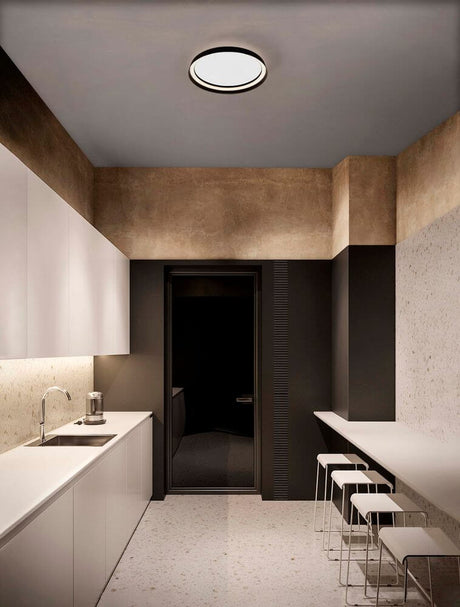 Plafonnier Ormi Ø 45 cm 2700, 4000 K dans une cuisine moderne au design élégant.