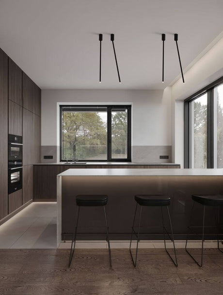 Ornos plafonnier Ø 5 cm H 70 cm 3000K dans une cuisine moderne avec détails en bois et intérieur minimaliste.