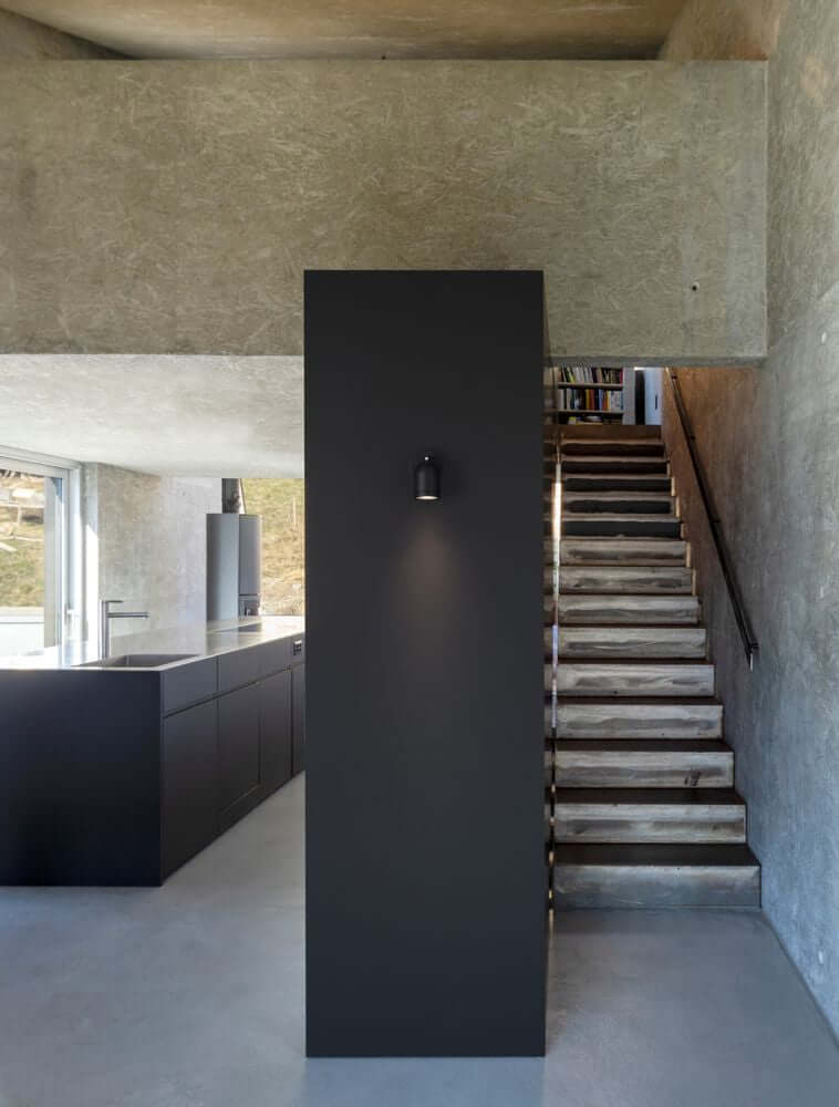 Orson Deckenleuchte GU10 in modernem Interieur mit minimalistischer Gestaltung in Küche und Treppenbereich.
