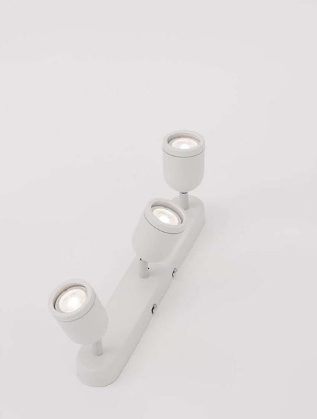 Plafonnier Orson GU10 à 3 lampes avec trois spots orientables au design élégant.