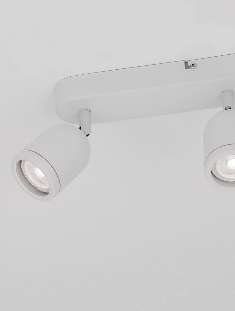 Orson Deckenleuchte GU10 3-flammig mit zwei schwenkbaren Spots in modernem Design.