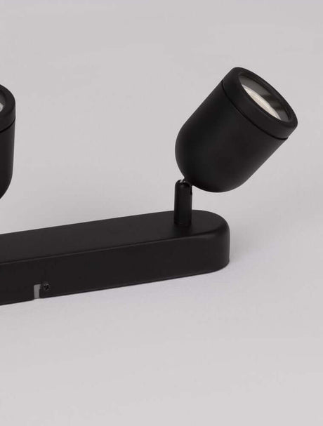 Plafonnier Orson GU10 à 3 lampes avec deux spots orientables sur base noire.