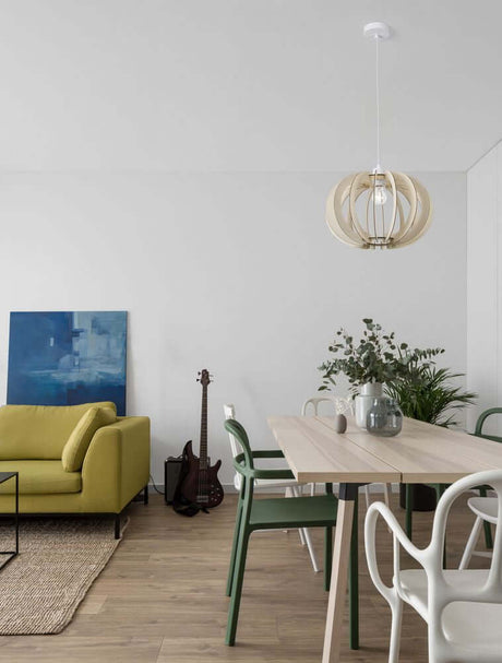 Moderne Wohnküche mit Ottoline Pendelleuchte E27 Ø 40cm über einem Holztisch und eleganten Stühlen.