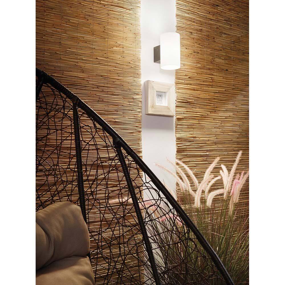 Outdoor Wandleuchte Tube IP54 E27 max 15W Alu an einer Wand mit natürlichem Dekor im Hintergrund.