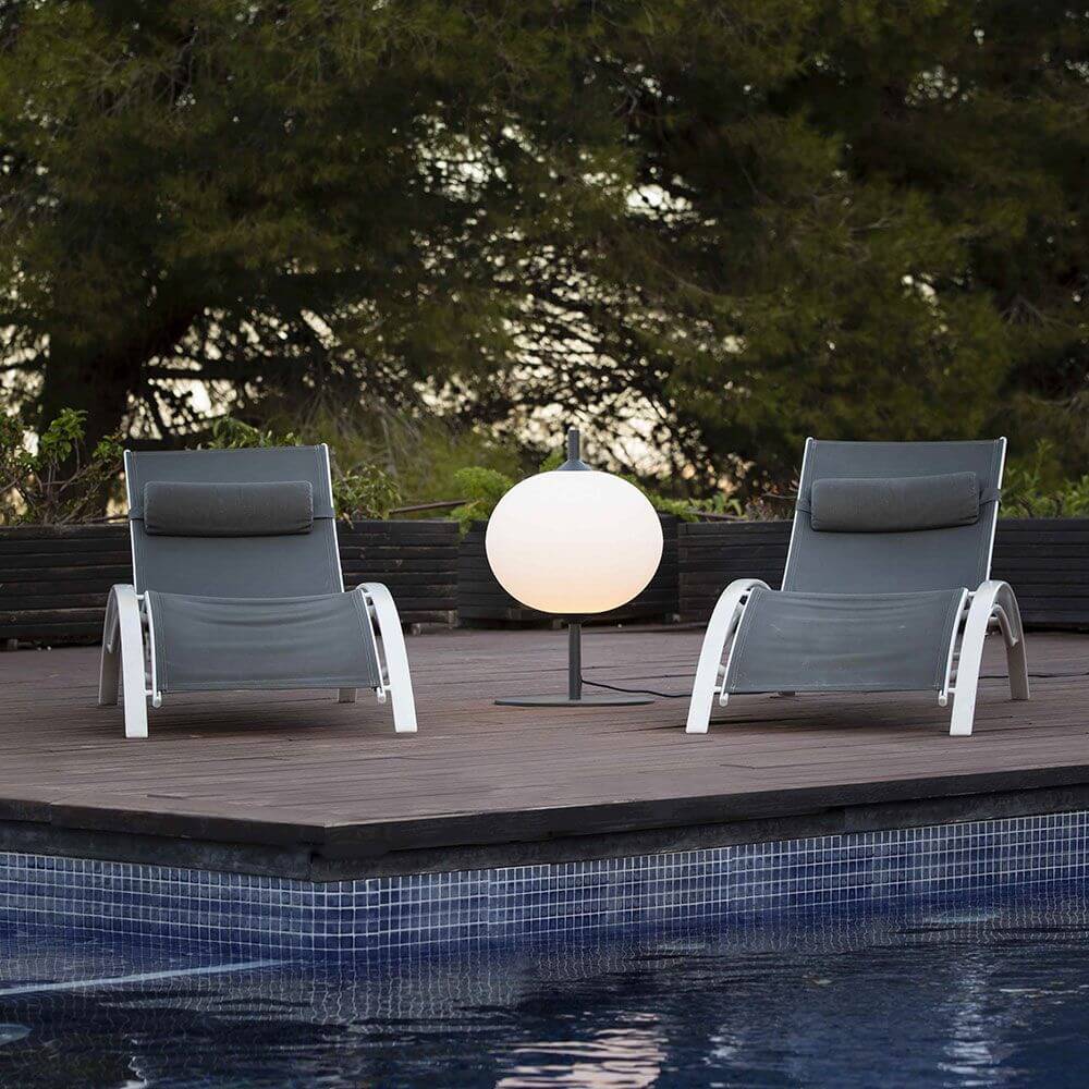 Outdoor Bodenplatte Ø 40cm für Hue Structure mit modernen Lounge-Stühlen am Pool.