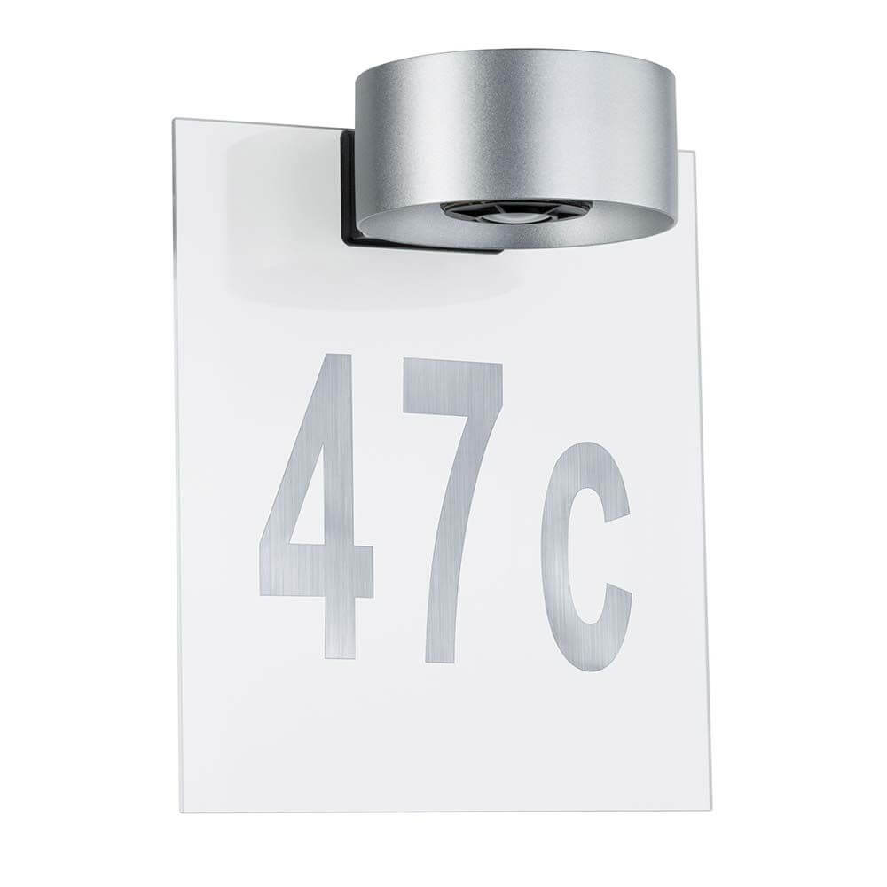 Hausnummernschild Outdoor House Transparent mit silberner Nummer 47C und Wandleuchte Cone.