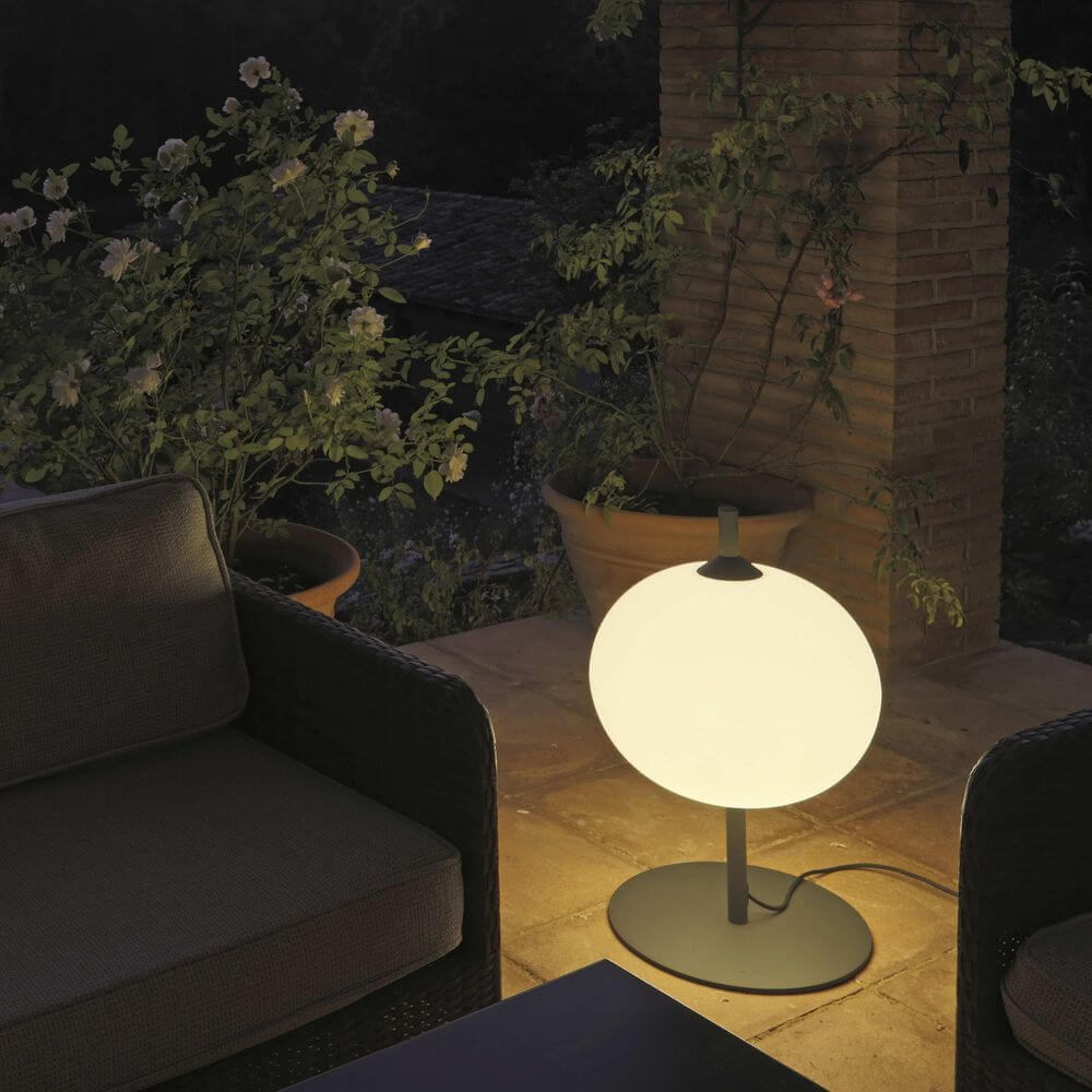 Outdoor Lampenschirm R45 für Hue Structure auf einer Terrasse in der Abenddämmerung.