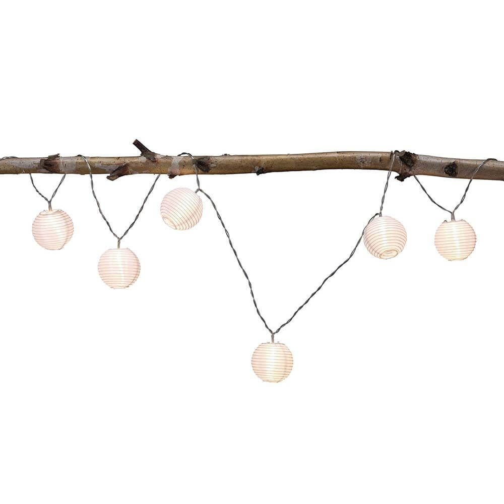 Akku LED Lampionkette IP44 3000K 7x1lm USB auf einem Ast mit warmweißem Licht.