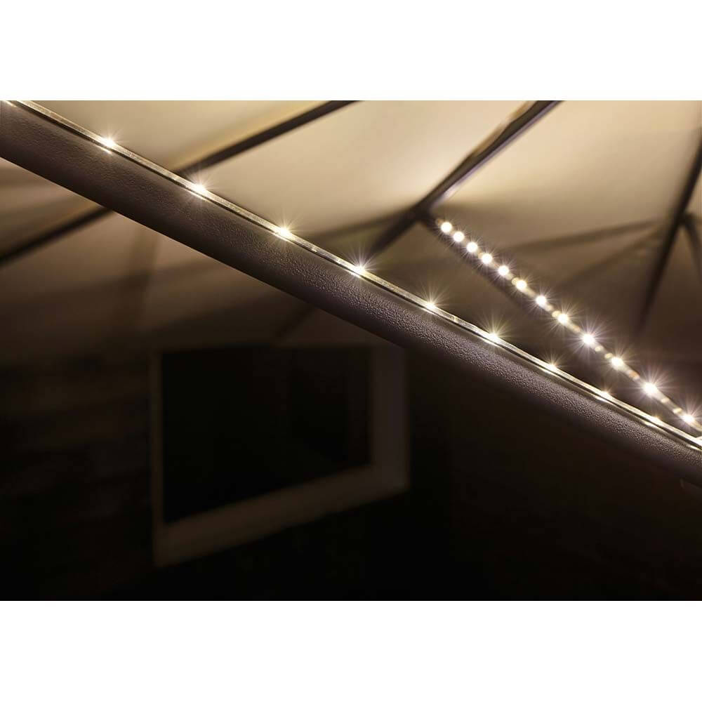 Akku LED-Strip für Sonnenschirm IP44 3000K 4x0, 4m USB montiert am Sonnenschirm für warmes Licht.