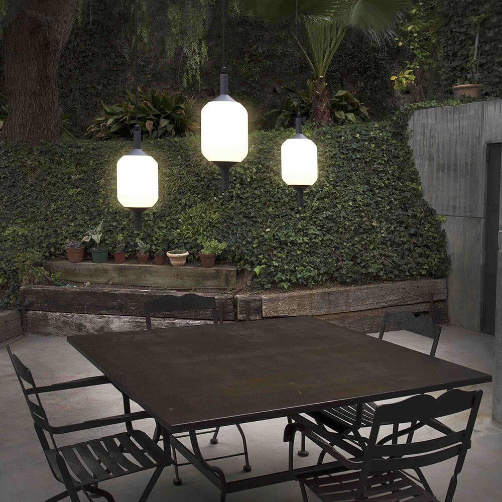 Outdoor Modular Hängelampe Hue Structure IP65 (ohne Schirm) mit leuchtenden Pendelleuchten im Garten.