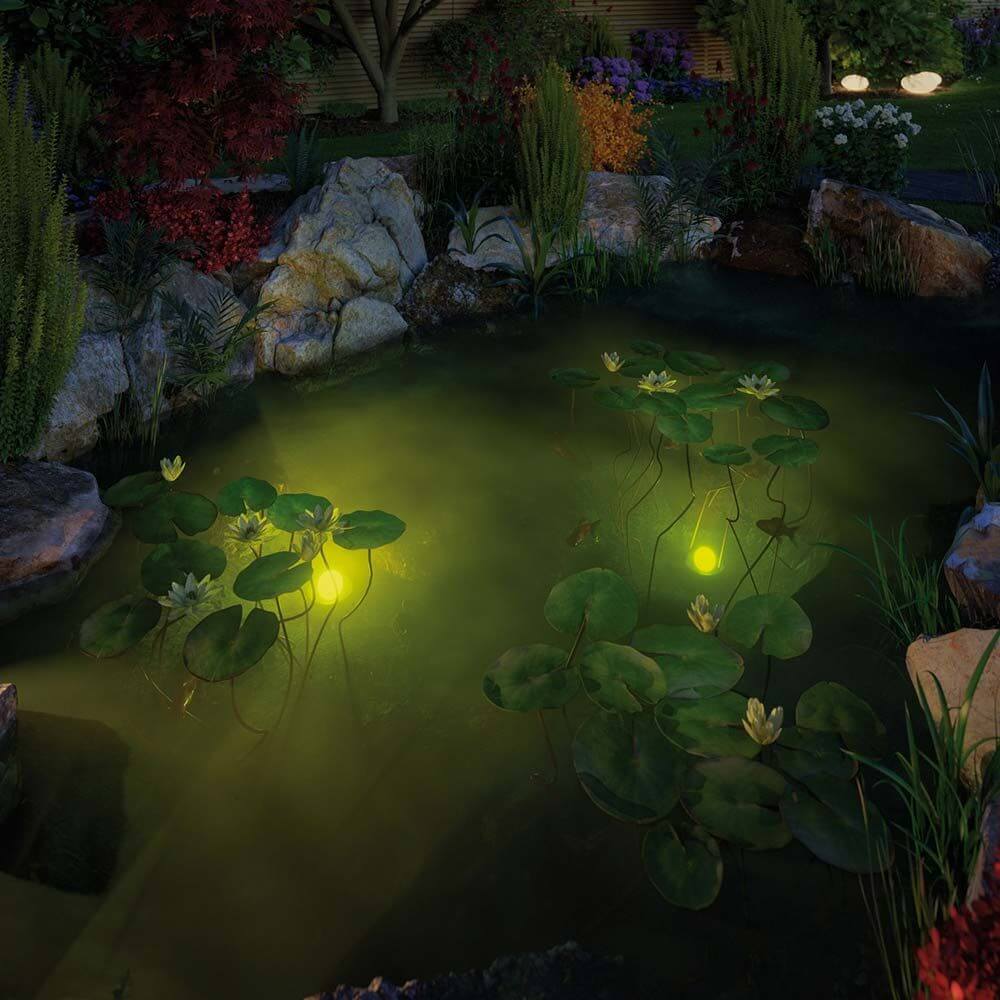 LED Plug&Shine Unterwasser-Spot IP68 3000K 24V 4W in einem Teich mit Lichtern und Seerosen.