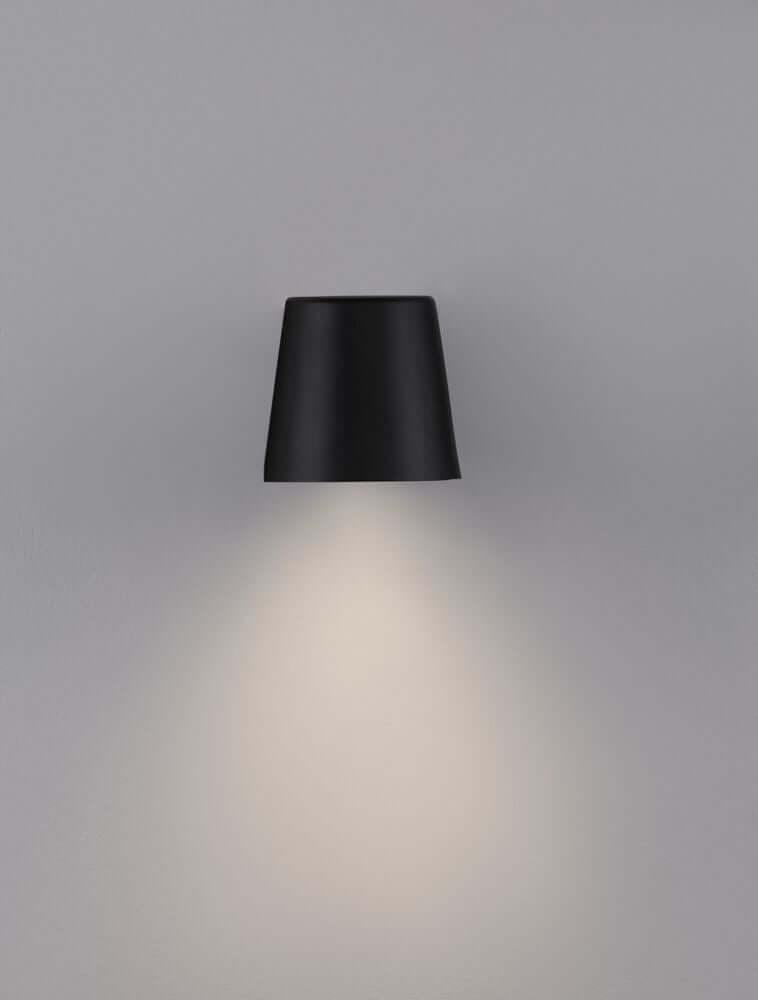Ovi Außenwandleuchte Schwarz IP54 an einer Wand, modernes Design für Außenbereiche.