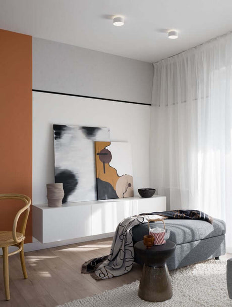 Éclairage intérieur moderne avec plafonnier Ozen LED Ø 14 cm 3000K dans un salon élégant.