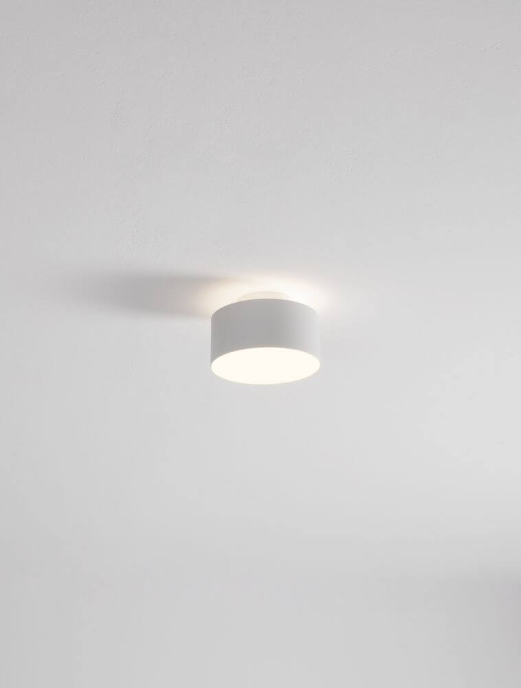 Ozen LED Deckenleuchte Ø 14cm 3000K in elegantem Design, montiert an einer weißen Decke.