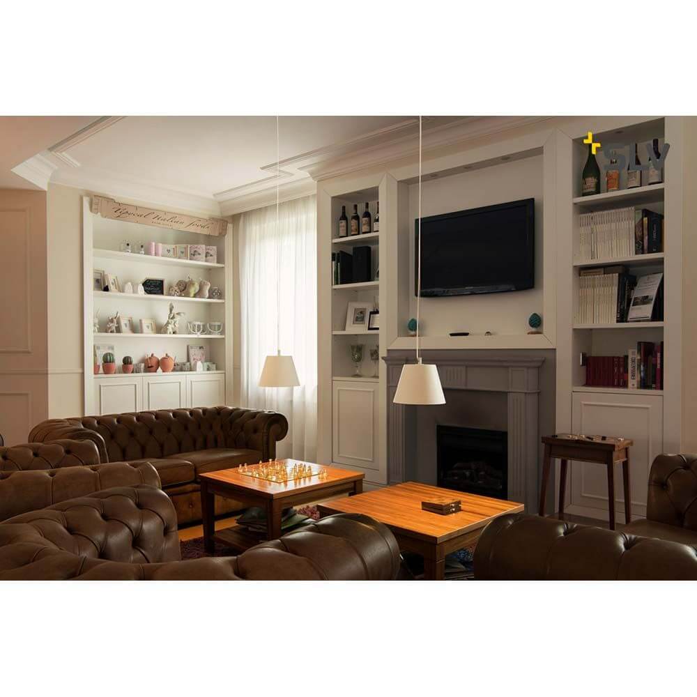 Plastra Pendelleuchte TCR-TSE Weiß in modernem Wohnzimmer mit gemütlicher Couch und Bücherregal.