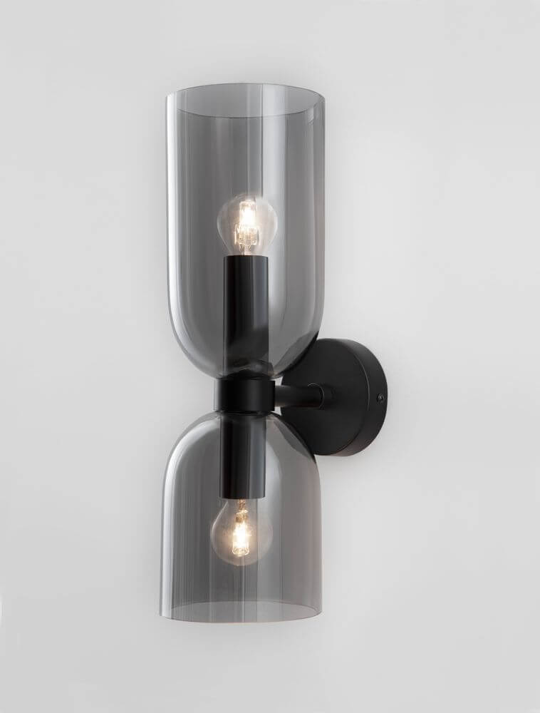 Palmer Wandleuchte Tulpe E14 2-flammig Schwarz, Rauch mit zwei Rauchglas-Schirmen und sichtbaren Lichtquellen.