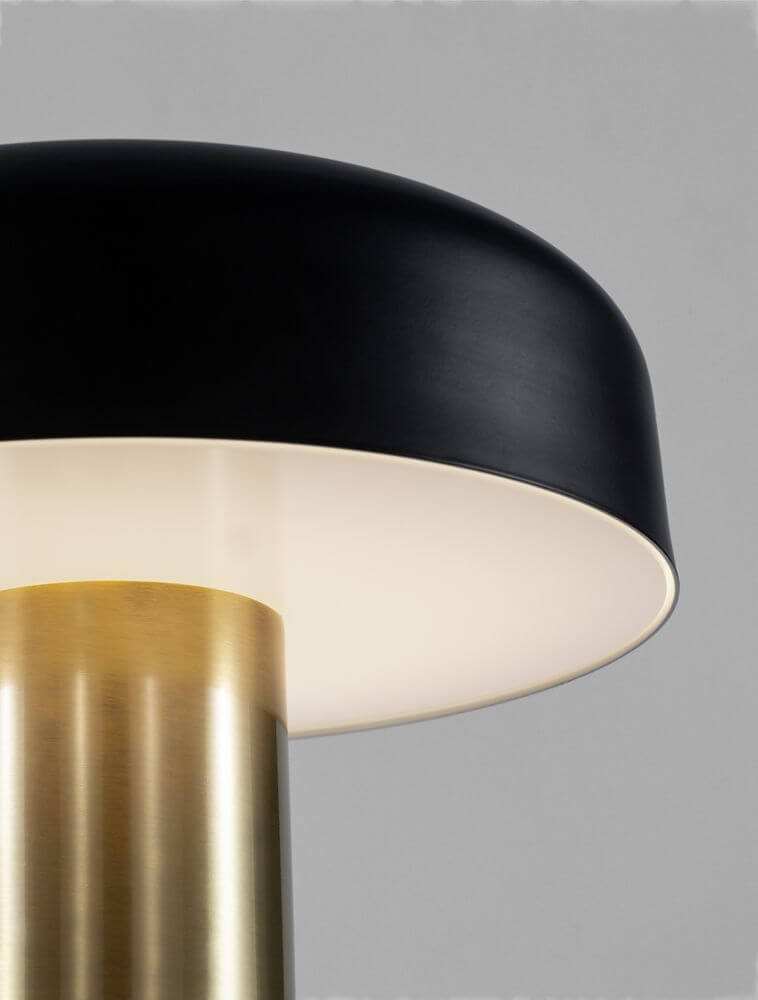 Detailansicht der Pandora LED Tischleuchte 3000K Schwarz, Gold mit schwarz-goldenem Design.