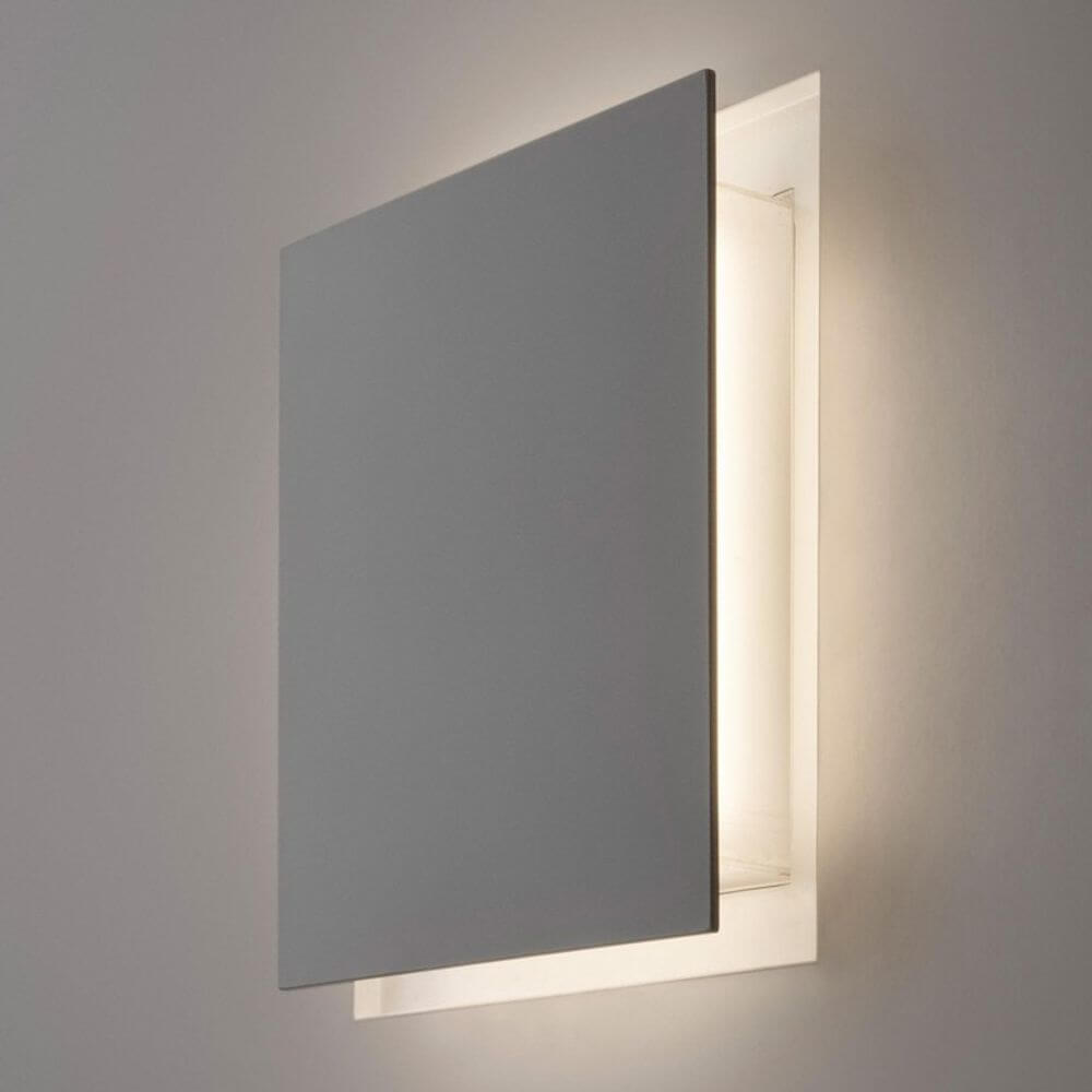 Panzeri Aldecimo Einbau LED-Wandleuchte verstellbar in mattweißer Ausführung an der Wand.