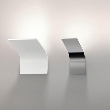 Applique Panzeri App LED à éclairage indirect en blanc et métal satiné, luminaire mural moderne avec éclairage indirect.