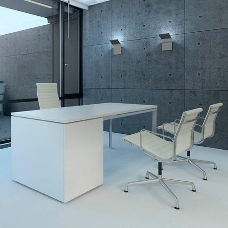 Applique Panzeri App LED à éclairage indirect sur un mur de bureau moderne avec un aménagement minimaliste.