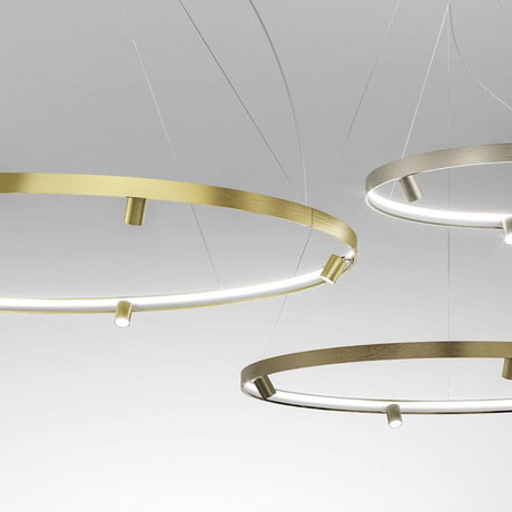 Panzeri Arena LED-ring hanglamp met spots in gouden en zilveren uitvoeringen.