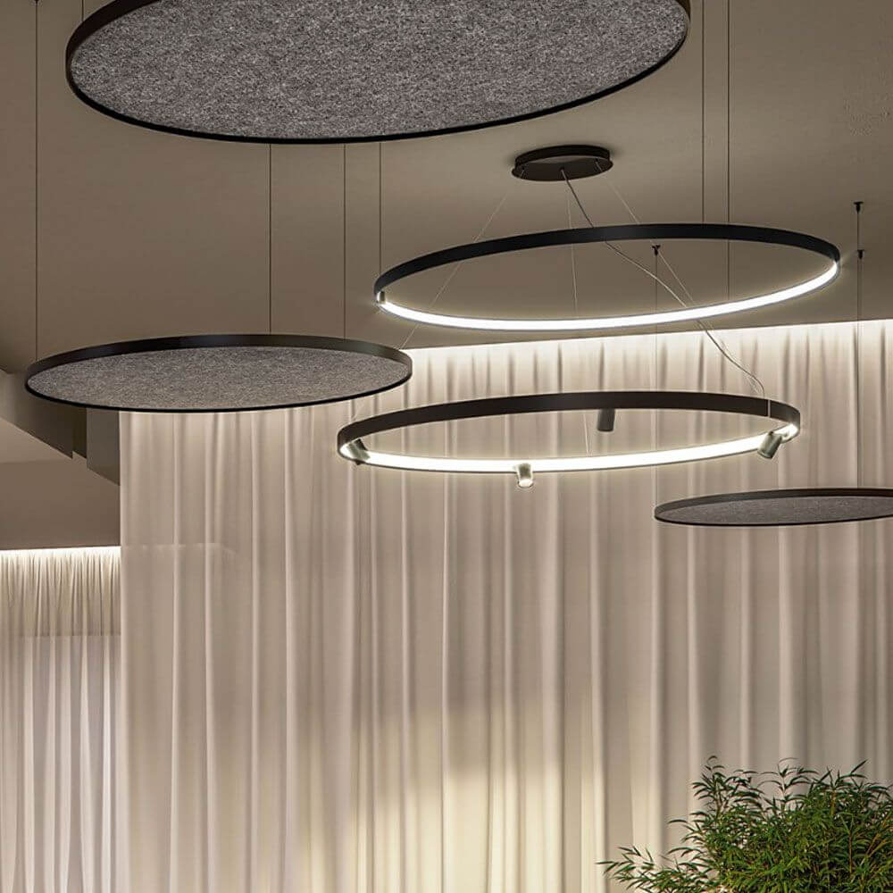 Panzeri Arena LED-Ring Pendelleuchte mit verstellbaren Spots in modernem Innenraumdesign.