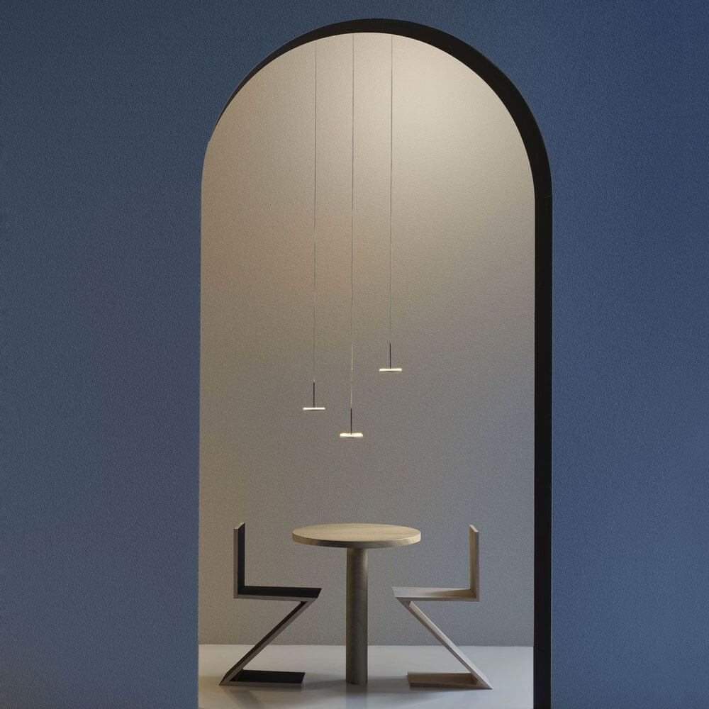 Panzeri Bella LED-Pendelleuchte über minimalistischem Esstisch in modernem Raumdesign.