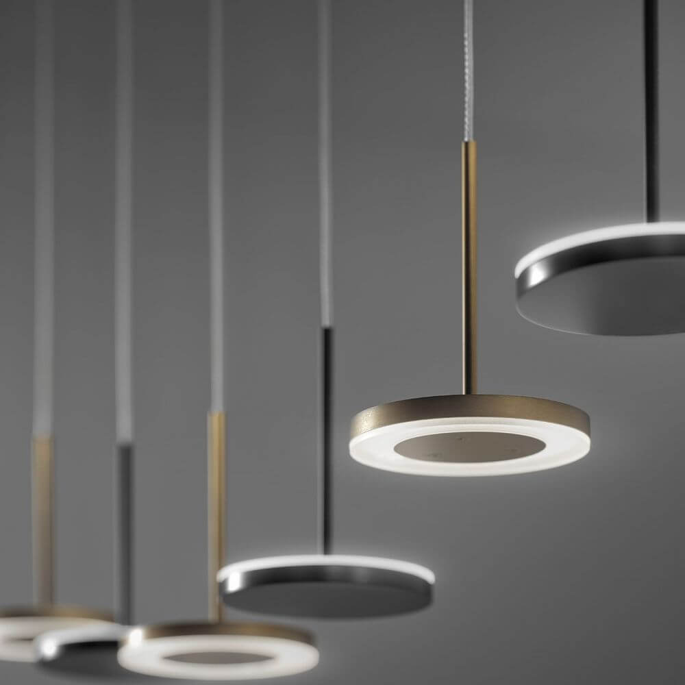 Panzeri Bella LED-Pendelleuchte mit geometrischem Design in Schwarz und Gold, warmweißes Licht für Esstische.
