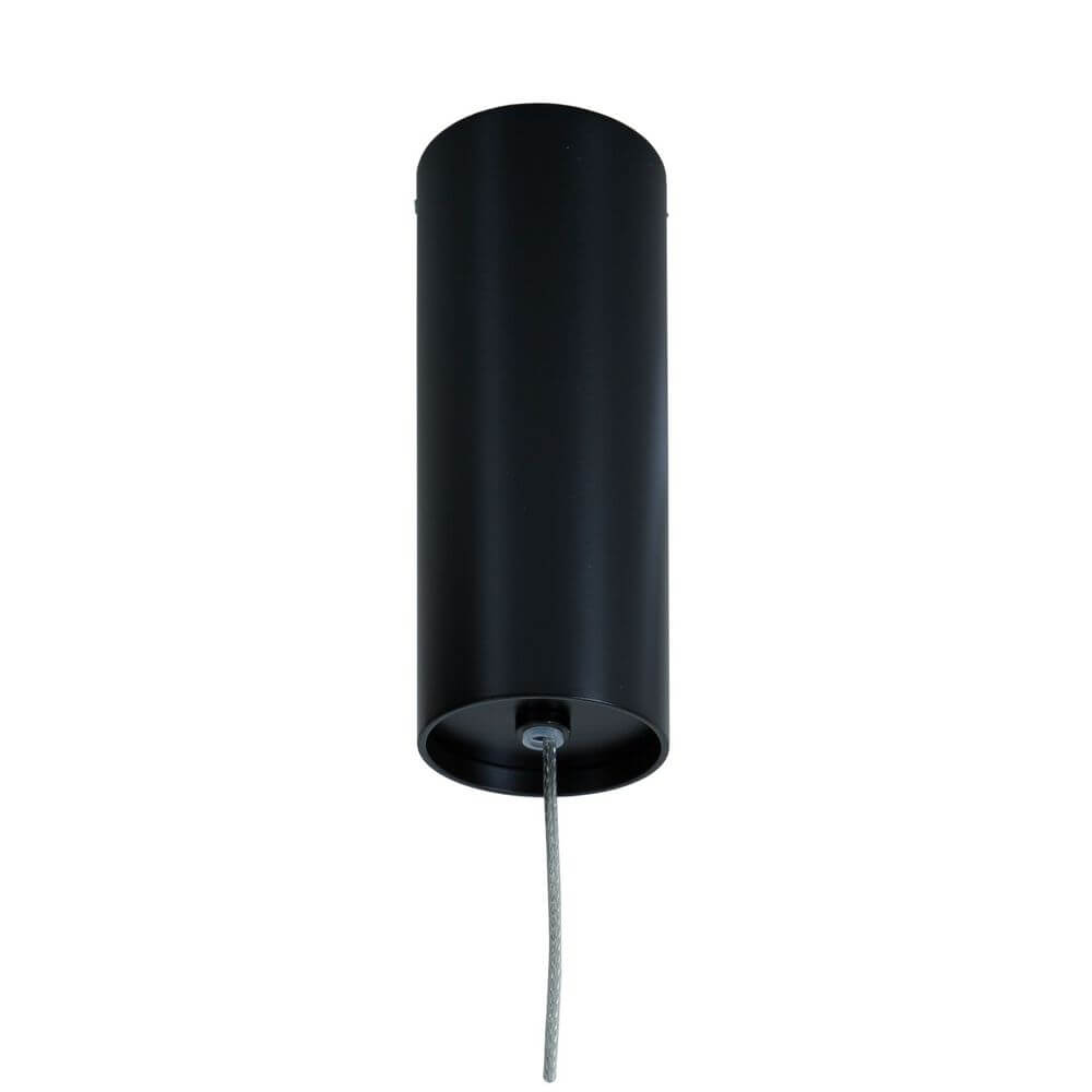 Schlichte, schwarze Pendelleuchte mit runder Form und Textilkabel, ideal für moderne Innenräume.