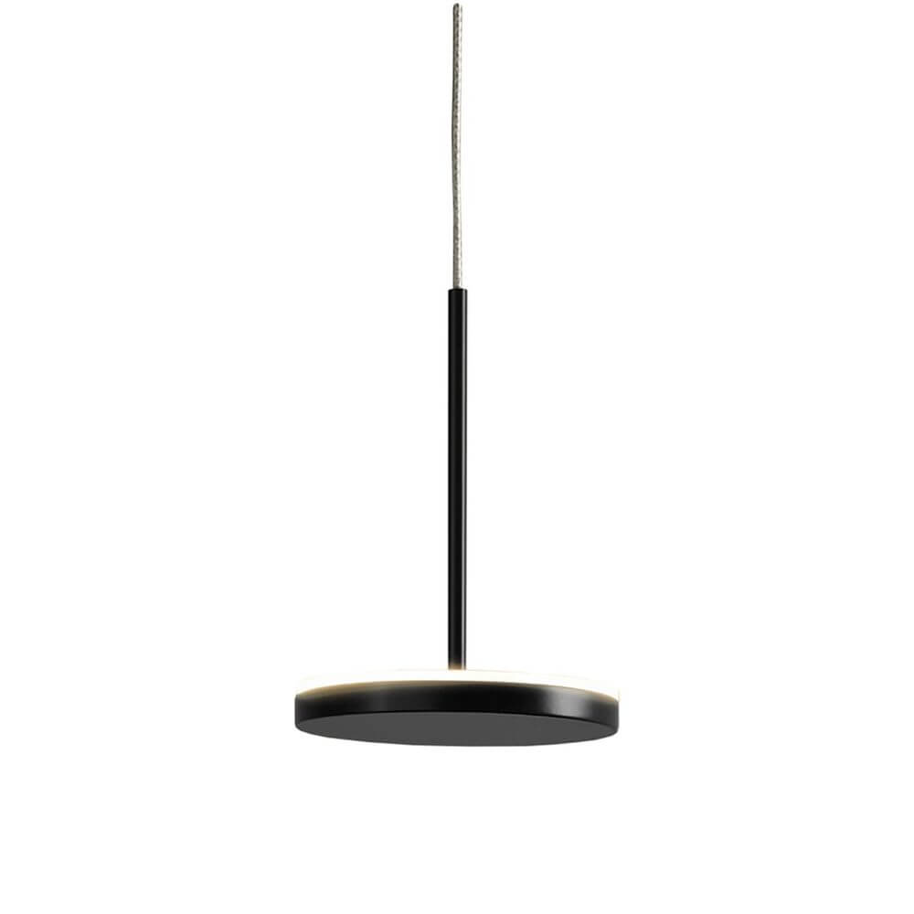 Panzeri Bella LED-Pendelleuchte mit schlankem Stab und runder Acryldiffusor für warmweißes Licht.