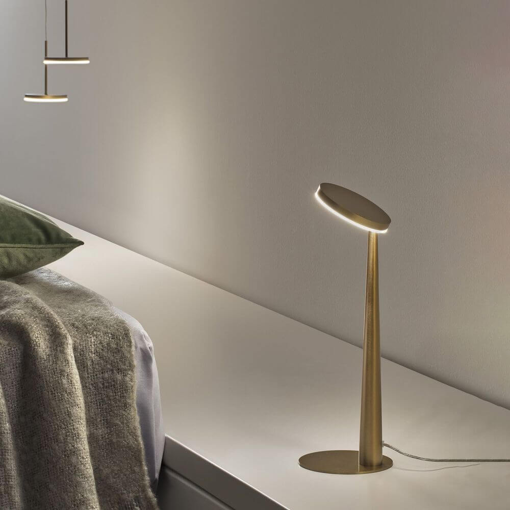 Elegante Panzeri Bella Tischlampe mit Touchschalter auf einem modernen Nachttisch in warmem Licht.