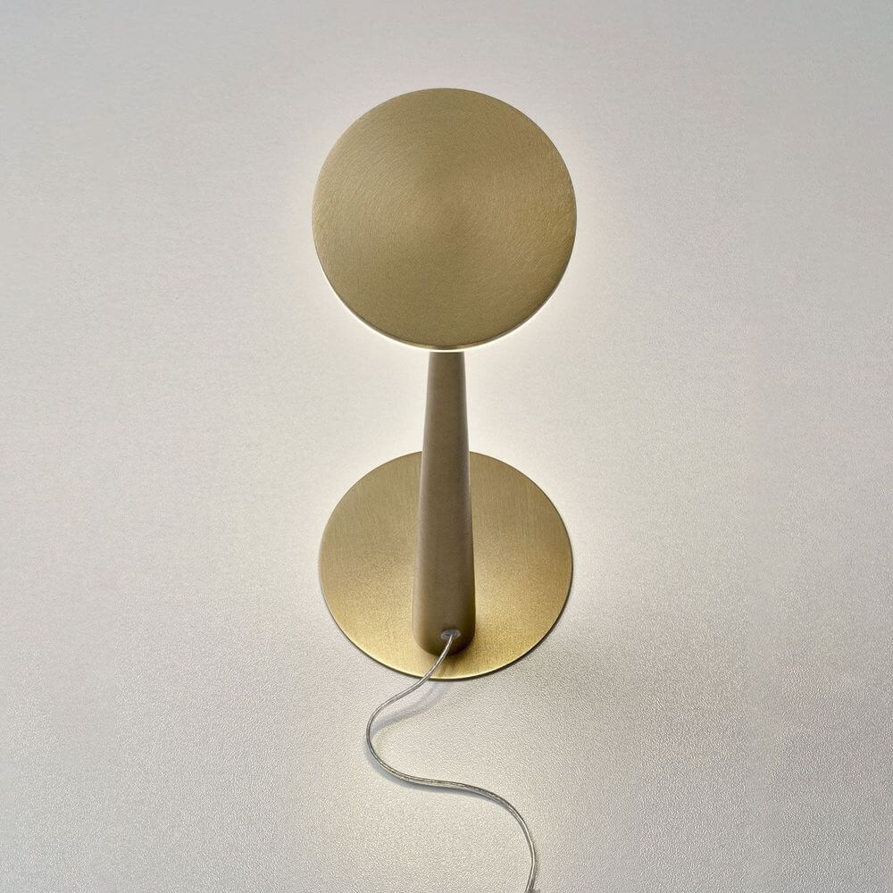 Panzeri Bella LED-Tischlampe in Gold mit minimalistischem Design und warmweißem Licht für gemütliche Atmosphären.