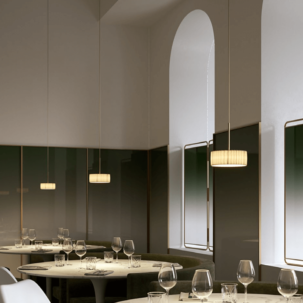 Panzeri Bella Vestita Lampenschirm für Pendelleuchte in einem stilvollen Restaurantambiente.