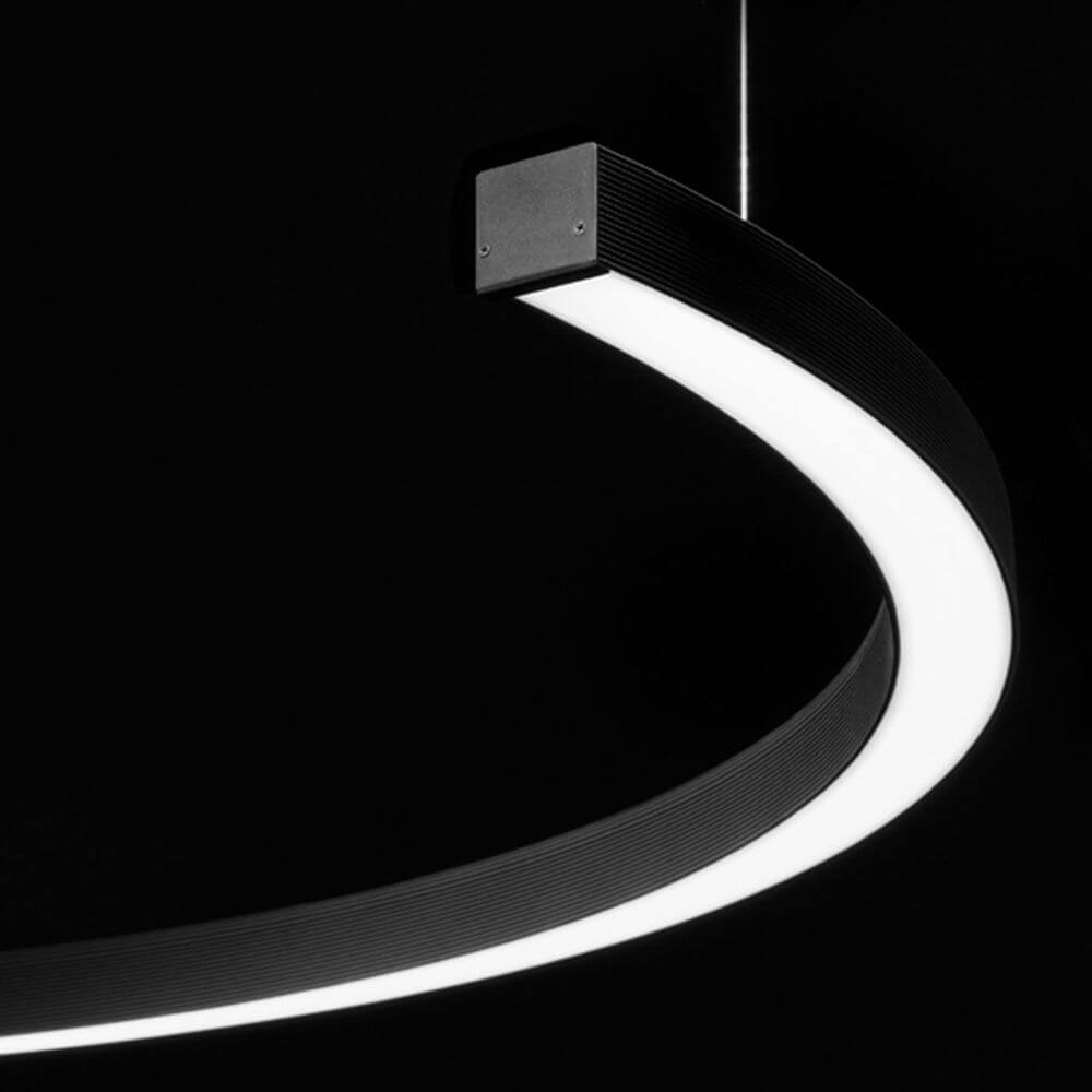 Panzeri Brooklyn Halb-Ring LED-Pendelleuchte im detail schwarzer Halter mit gebogenem LED-Licht.