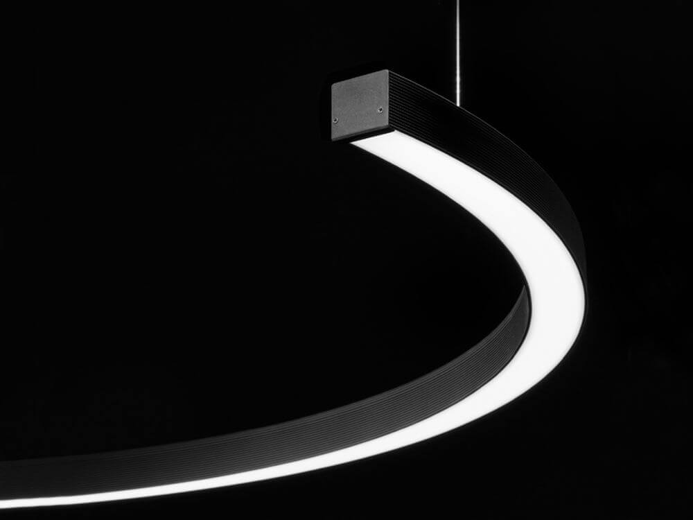 Moderne Panzeri Brooklyn LED-Ring Deckenlampe in Schwarz, elegant gebogenes Design mit diffusem Licht für stilvolle Beleuchtung.