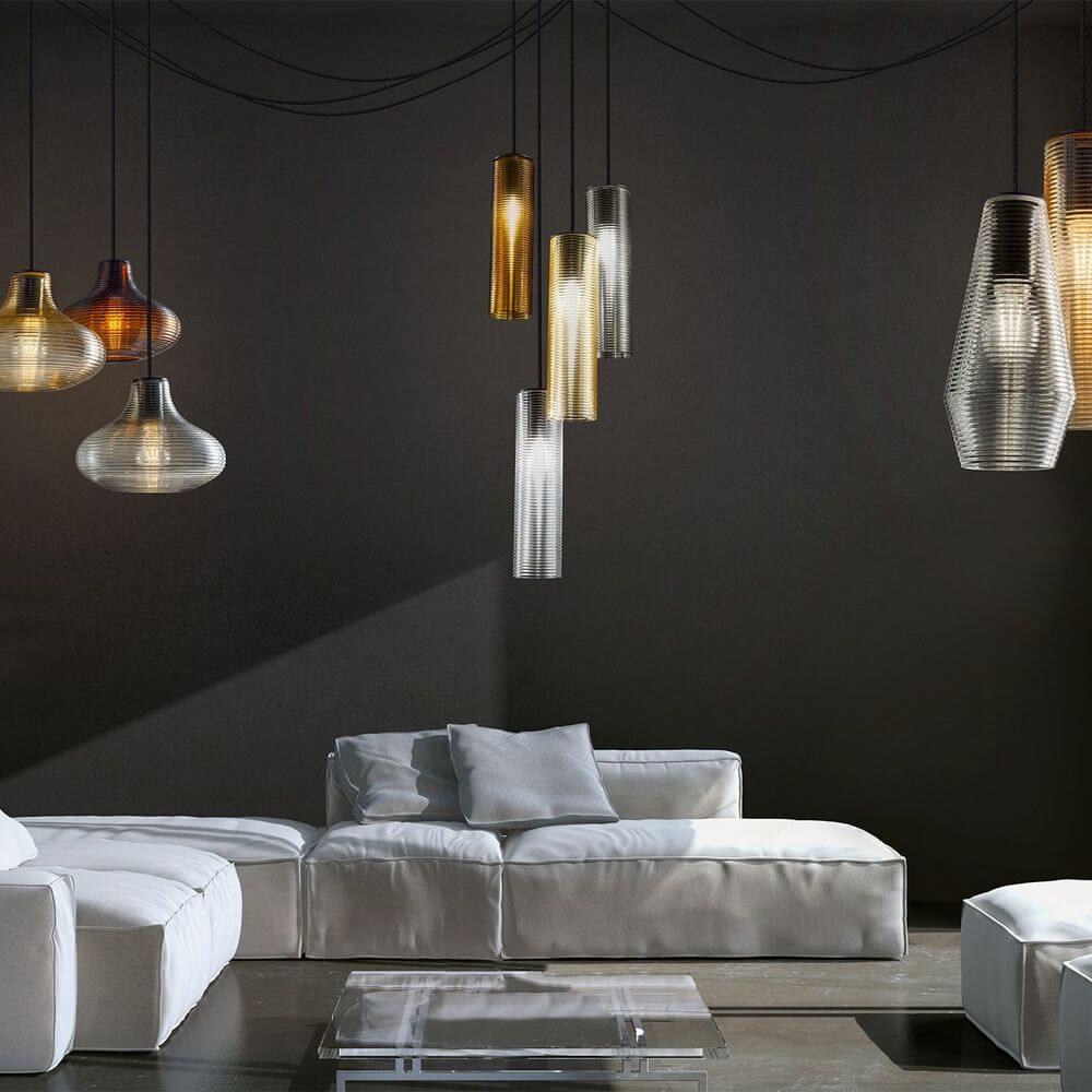 Panzeri Clio Pendellampe mit geriffeltem Glas, Retro-Design, verschiedene Farben, im modernen Wohnraum.