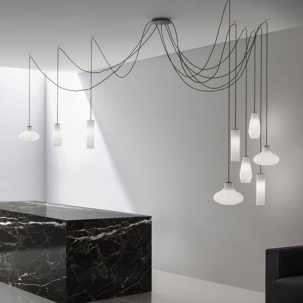 Panzeri Clio Pendellampe mit geriffeltem Glas im Retro-Look an einer modernen Decke.