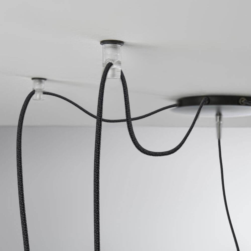 Aufhängung der Panzeri Clio Pendelleuchte mit schwarzen Stromkabeln und Deckenhalterung.