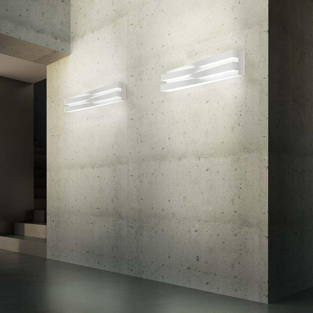 Panzeri Cross LED Wandlampe indirekt und direkt, moderne Designer Wandleuchte an Betonwand.