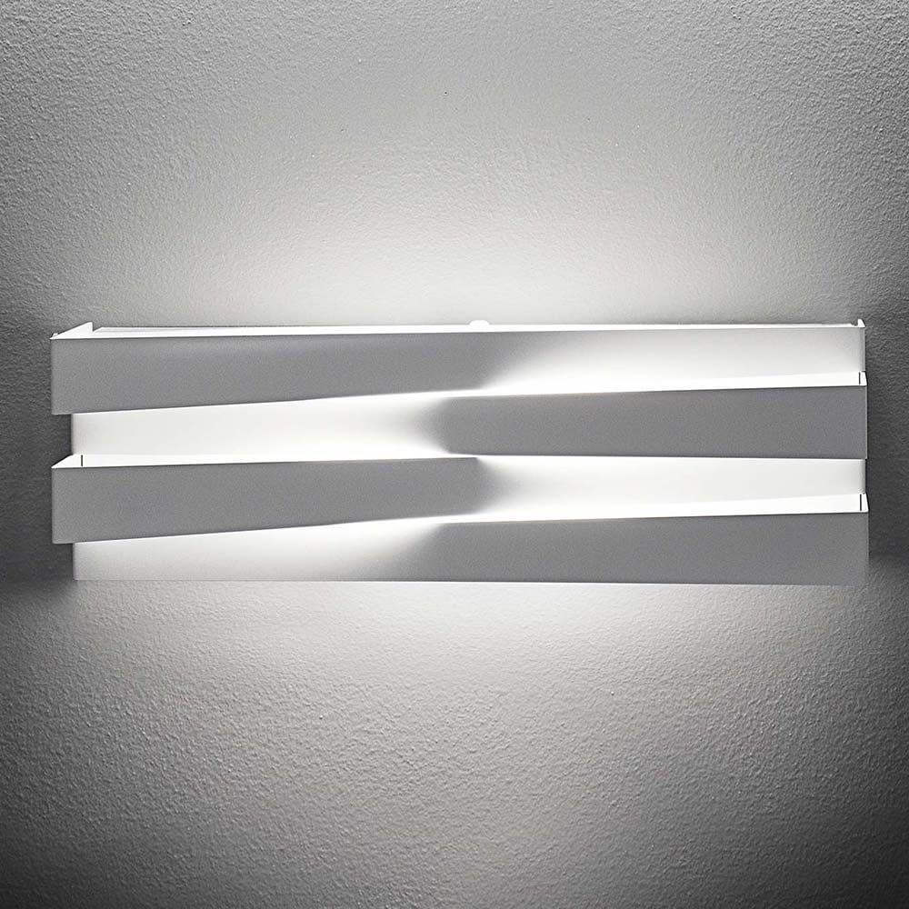 Panzeri Cross LED Wandlampe indirekt und direkt an einer Wand, mit sanftem, indirekten Licht.